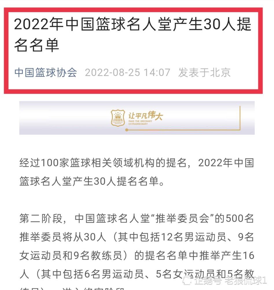 皮特身着火红太空衣亮相，被升降机吊在空中，正在拍摄降落戏码